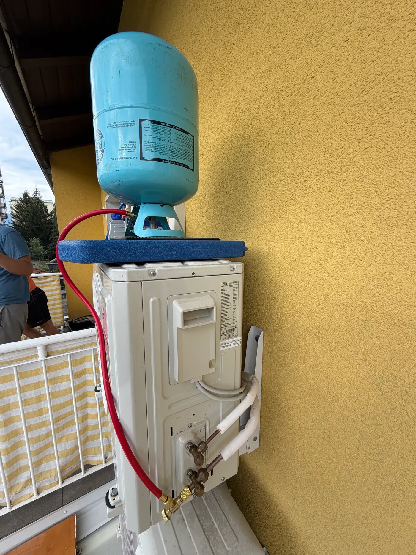 Servis in polnjenje zunanje enote klime Cooper&Hunter z jeklenko hladilnega sredstva R32 in manometri, Celje